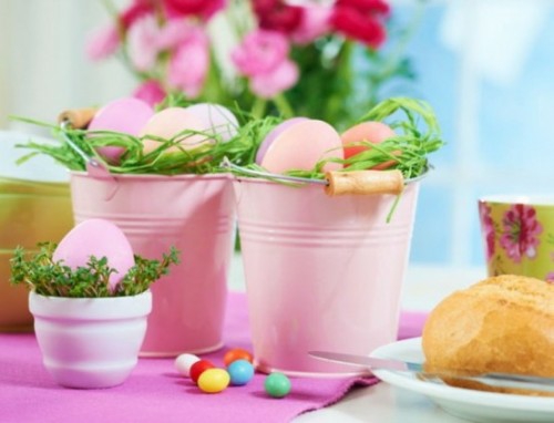 Décorations de Pâques en seau en métal rose et violet