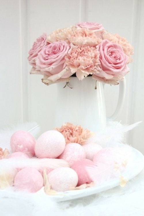 Великденските декорации розово и лилаво правят сладък готино