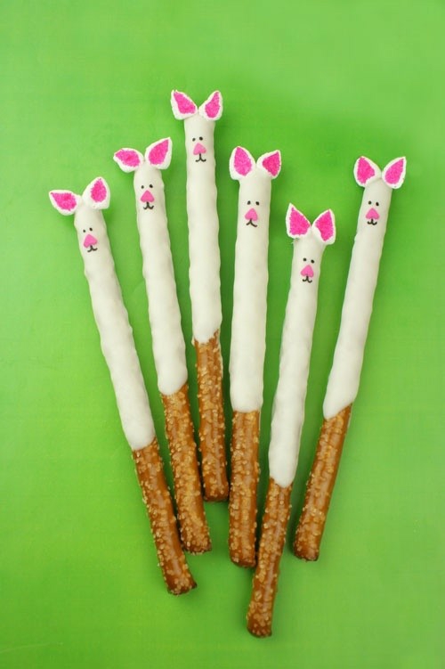 Великденска декорация в розови и лилави занаятчийски пръчки