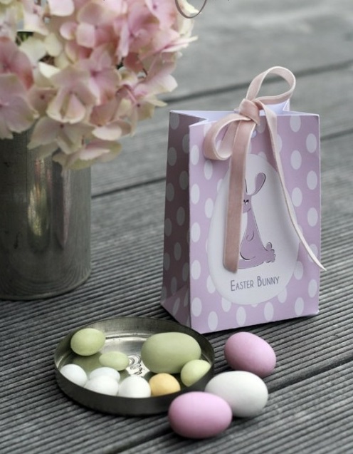 Décorations de Pâques ornées dans l'artisanat rose et violet