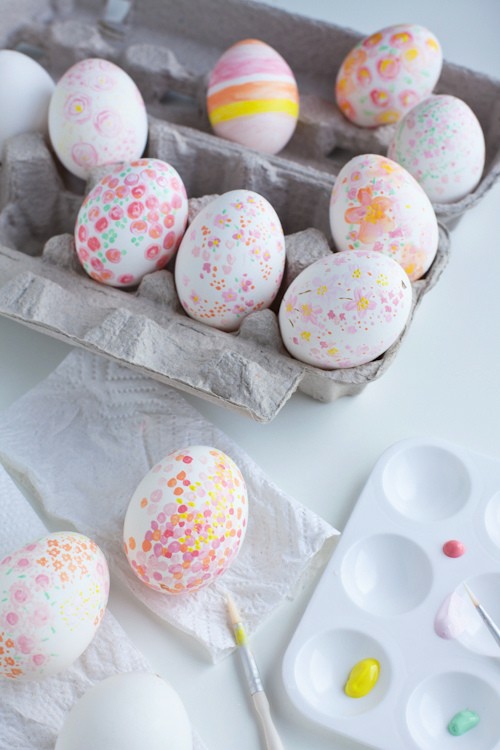 Påske dekorasjon rosa og lilla kartong egg emballasje flekket