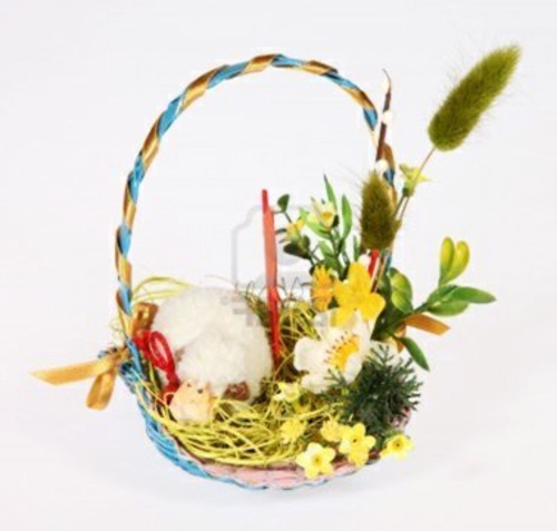 Decoración de Pascua Flores de primavera cesta verde fresca