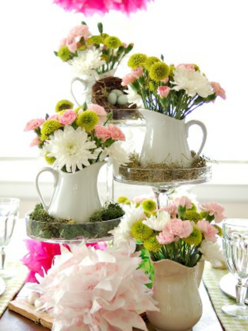 Decoración de Pascua con flores de primavera jarrones de cerámica frescos