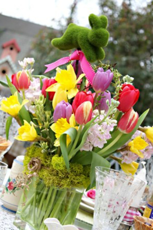 Decoración de Pascua con flores de primavera conejito de Pascua fresco gras