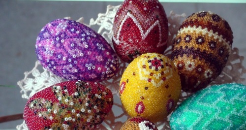 复活节彩蛋珠子装饰原始红色紫色黄色绿色