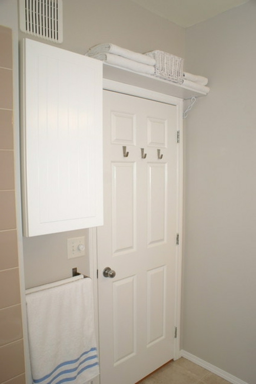 Изискан дизайн на стените от рафтове вратата на банята