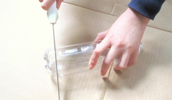 Reciclarea sticlelor de plastic indică sticlele de jos
