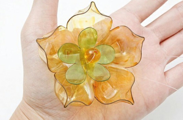 Reciclarea sticlelor de plastic din flori de arta