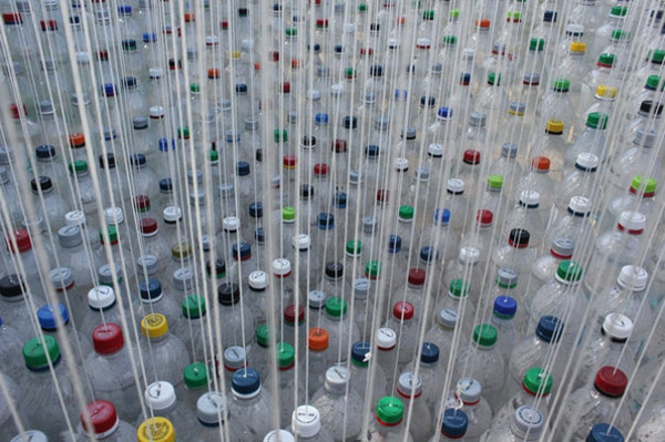 Recyclage des bouteilles en plastique coloré heureux