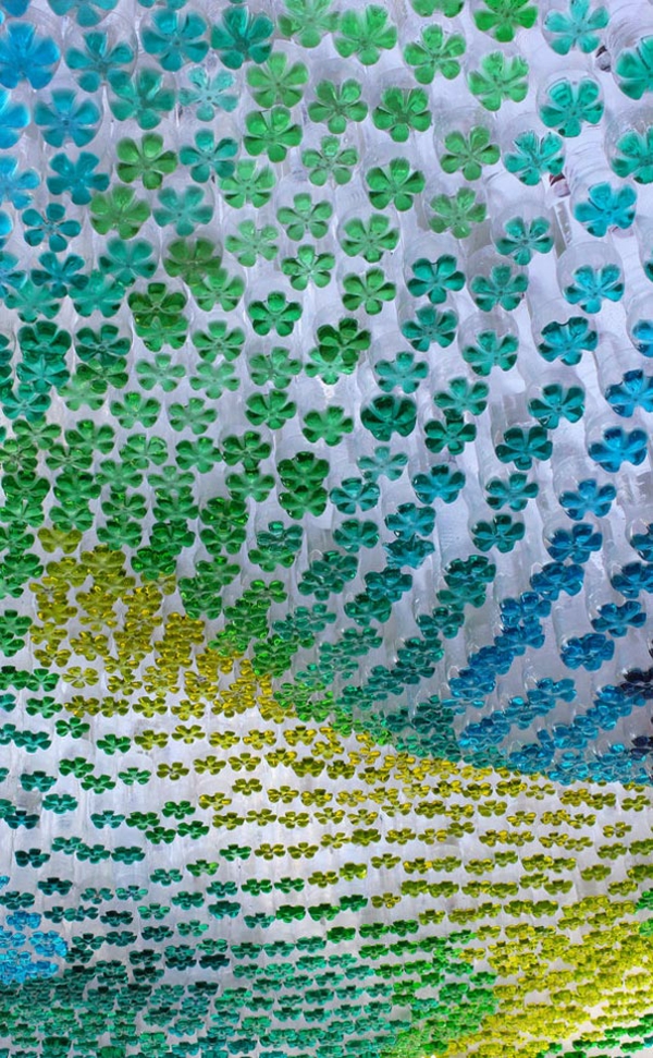 Groenblauwe plastic flessen recycleren