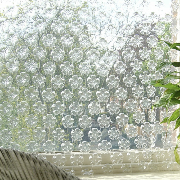 прозрачни пластмасови бутилки висящи екран