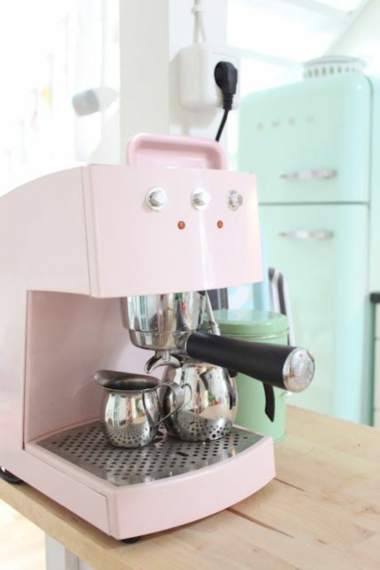 Retro frigidere și mașină de espresso aparate de bucătărie roz