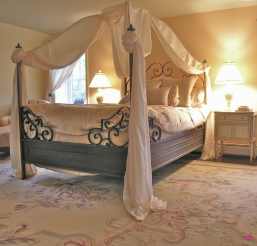 غرفة نوم رومانسية لمصباح السرير في عيد الحب