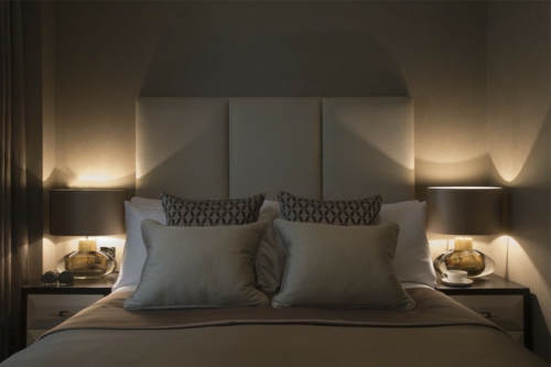 غرفة نوم رومانسية للضوء الناعم في عيد الحب