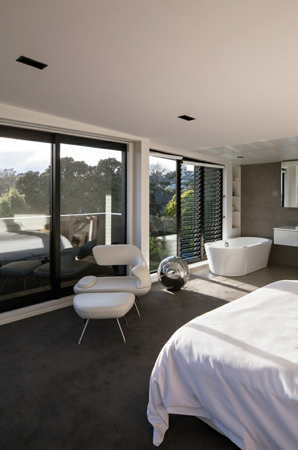 Bañera minimalista de diseño romántico en la idea del dormitorio