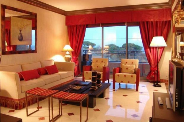 Røde spejl sofa gardiner gardiner persienner vindue gulvlampe