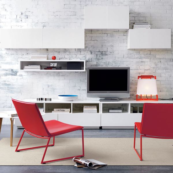 Punainen huonekalut suunnittelee klassisia kirjoituspöytälevyjä hyllyille