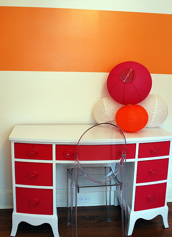 Punainen huonekalut muotoilla klassisia kirjoituspöytiä akryylituolien koristeluun