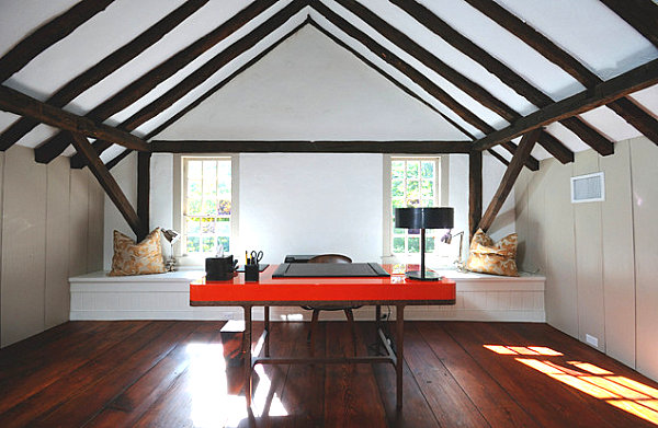 Punainen huonekalut suunnittelee vaihtoehtoja ideoita ullakolle puupalkkeja