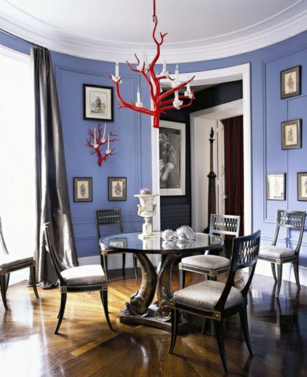 Runde rød accent spiseborde blå væg design billedramme
