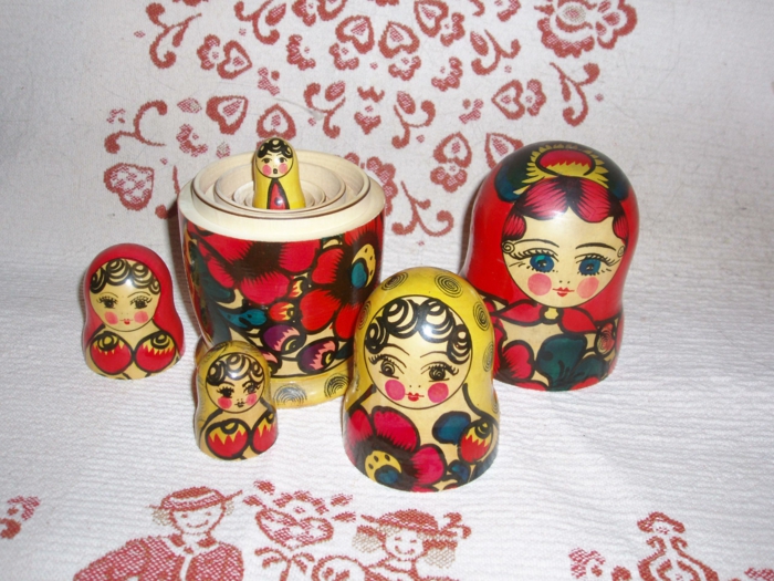 Rusų lėlės atvėrė rusų matryoskų šeimos moterys