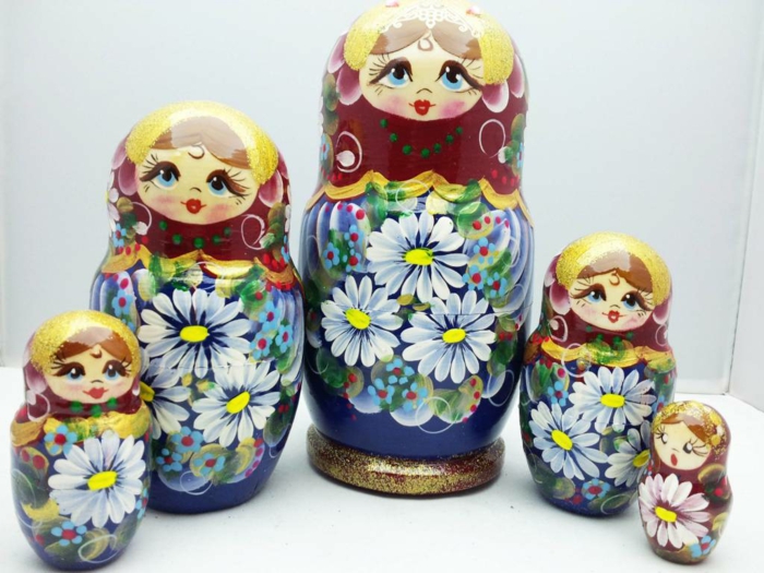 Rusų lėlės Rusijos matryoshka šeimos moterys rusvos gėlės