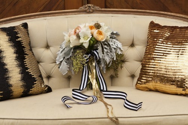 乡村婚礼装饰本身使温暖的大地色调沙发