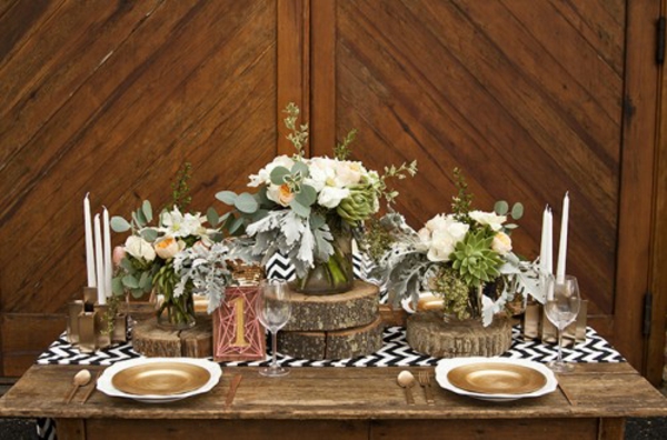 乡村婚礼装饰木制切片使温暖的餐桌装饰