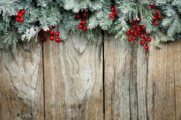 Rustikk vegg med langstrakt juledekorasjon