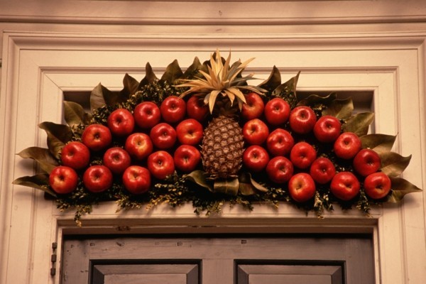 Rustikk juledekorasjon med epler til inngangsdøren