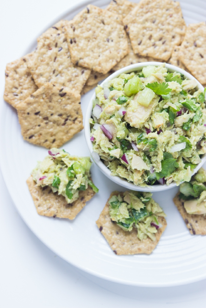Salaatti ideoita terveellinen ruoka avokado tonnikala salaatti