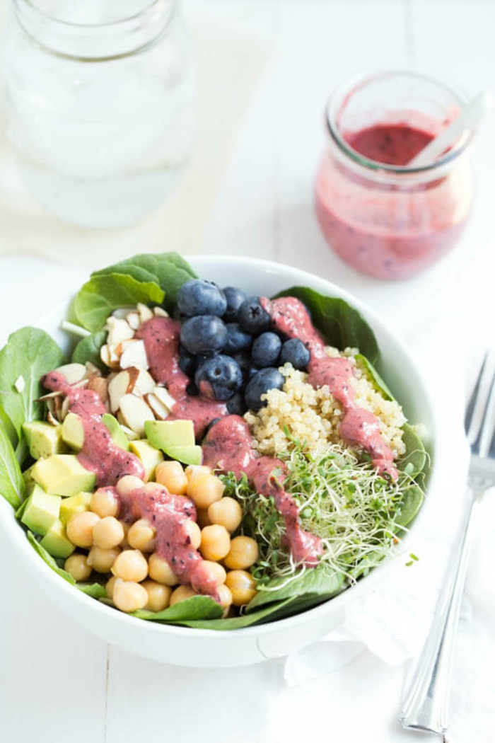 Salat ideer sund mad Forårssalat med kikærter og bær