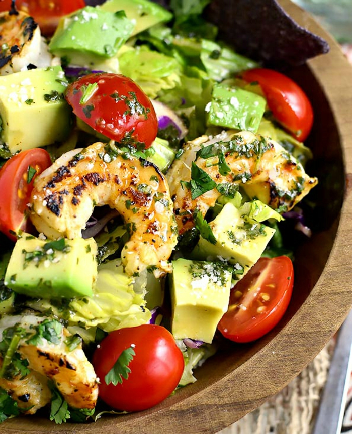 Salaatti ideoita terveellistä ruokaa tuoretta salaattia mereneläviä katkarapuja
