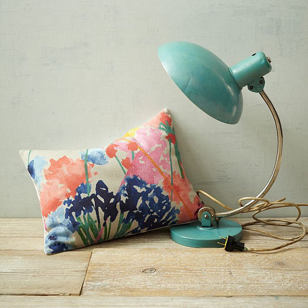 Krásný květinový design a trendy stolní lampa zelená