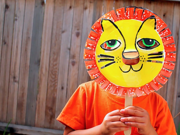 Красиви животински маски с деца правят картон лъв