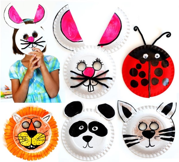Красиви животински маски с деца правят картонени плочи