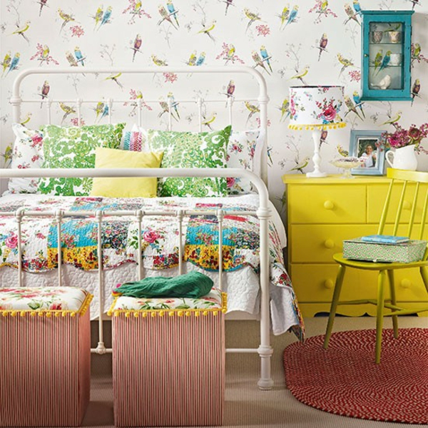 Helt dekorere soveværelse gul kommode