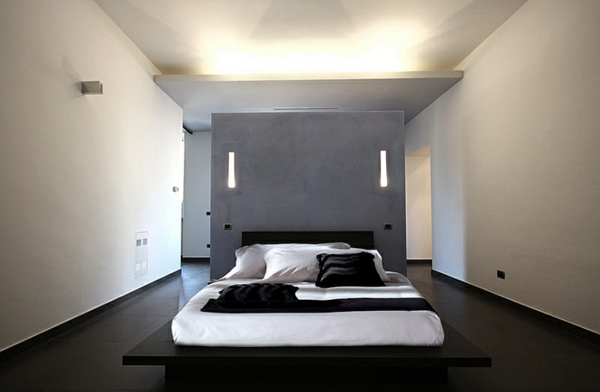 Спалнята минималистично създава ослепително осветление