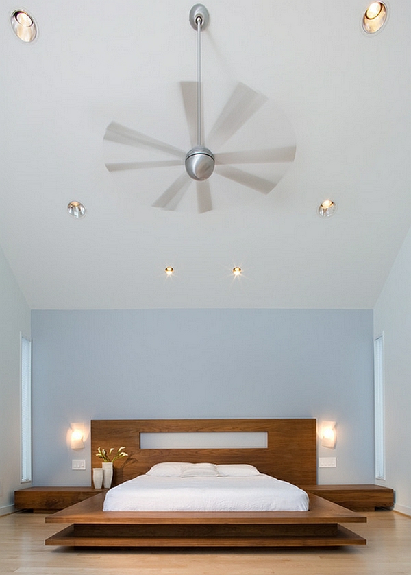 Makuuhuoneen minimalistinen sisustus pääty sängyn soseet sconces