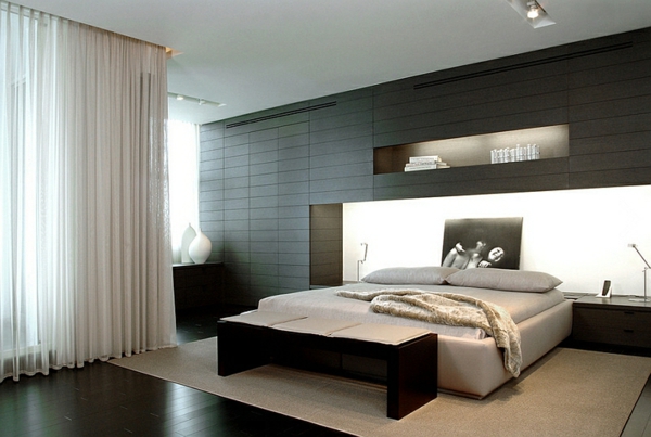 Ložnice minimalistické vybavení regály záclony