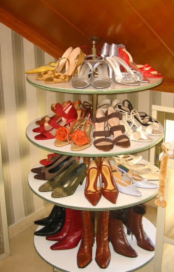 رف الأحذية نفسها تبني السيدات بدوره المعرض