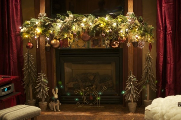 Hjemmelaget peis dekorasjon med gran grener og julballer