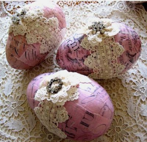Lautasliinatekniikka pääsiäismunissa kukkia neulottu vintage