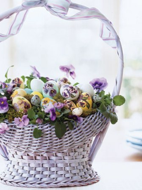 Lautasliinatekniikka Pääsiäismunat korista violetit kukat