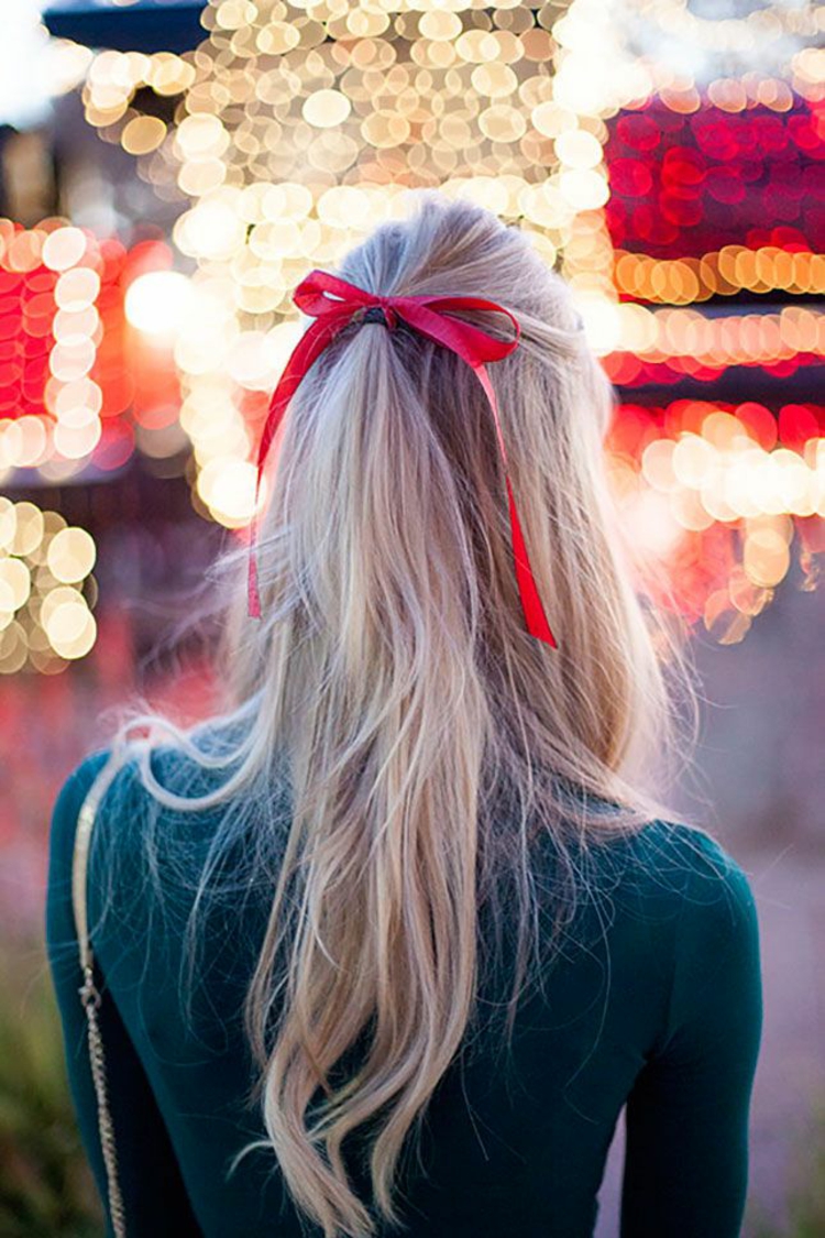 Los peinados de Año Nuevo hacen que el pelo largo sea el mismo lazo rojo