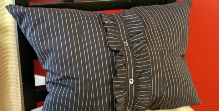 Los cojines del sofá se cosen las ideas creativas que hacen a mano la vieja tela de la camisa