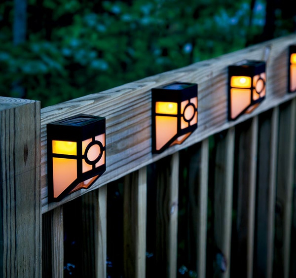 Lumières solaires dans le jardin contemporain clôture de jardin en bois