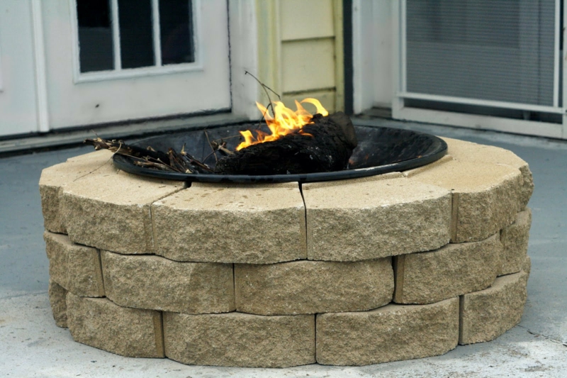 Diseño de jardín de piedra con diseño de foso de fuego con adoquín de piedra