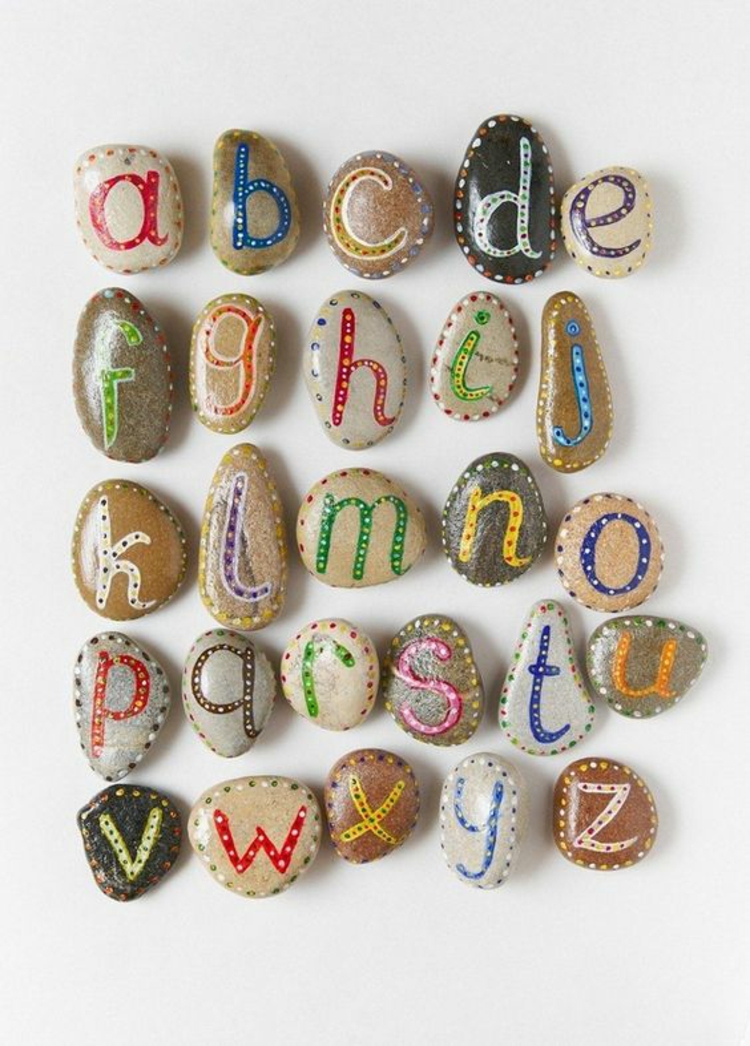 Stenen geschilderd alfabet knutselen met stenen