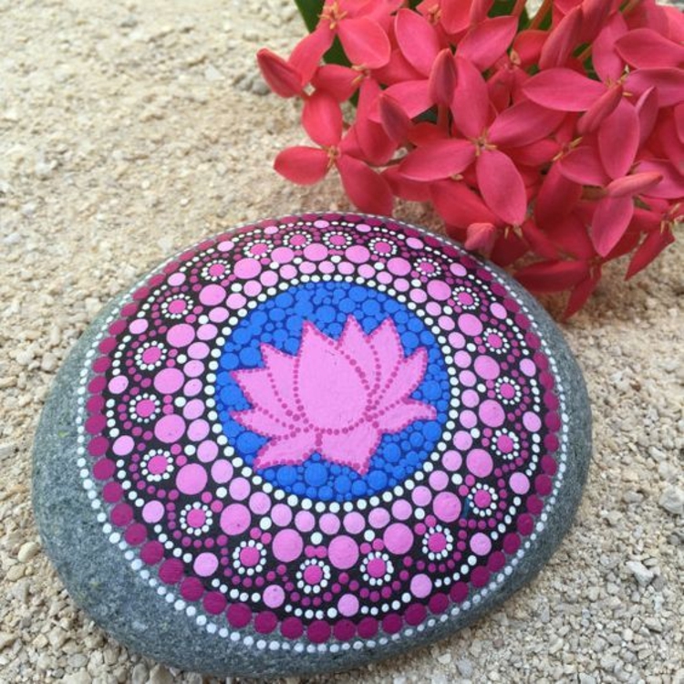 Het schilderen van stenenmandala lotusbloem die met stenen knutselen